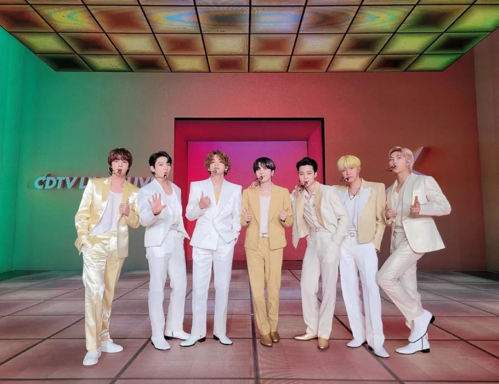 Libro de BTS. Cuanto cuesta el libro oficial Beyond the story por su aniversario 10 como grupo k-pop