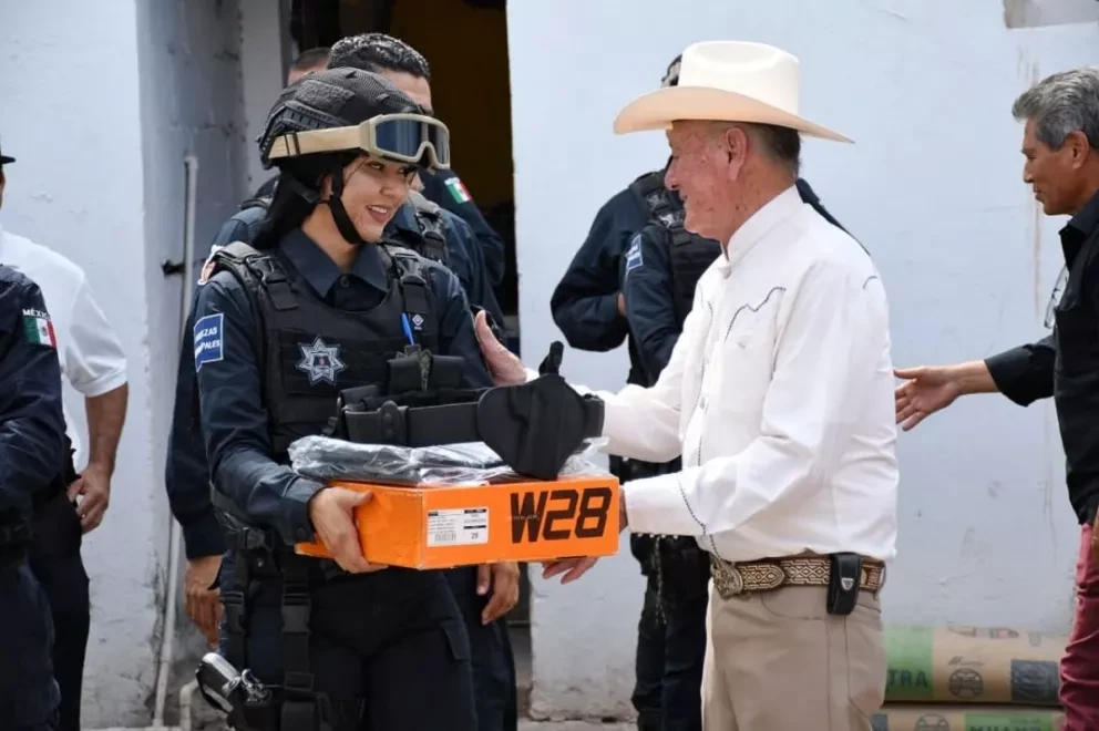 Policías de DSPyTM en Angosutara reciben nuevos uniformes por parte de autoridades locales.