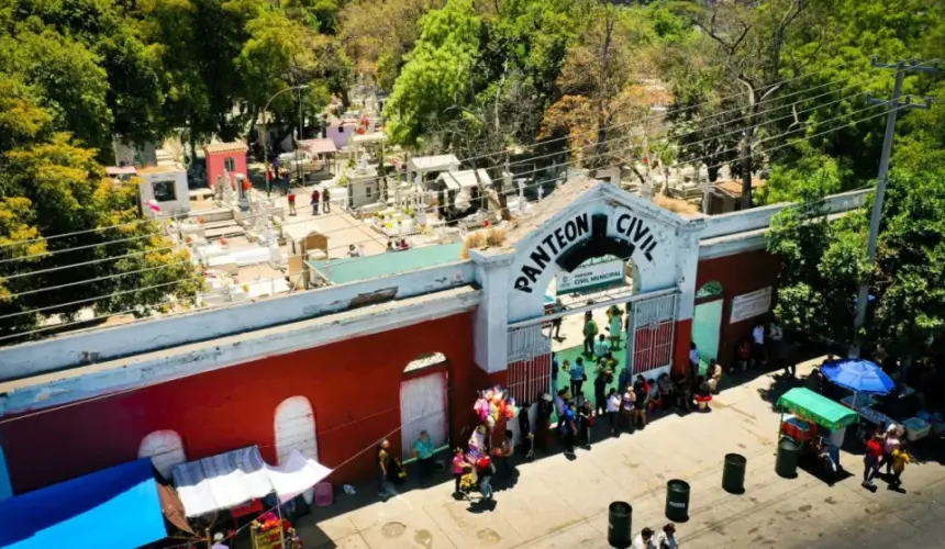 Así lucieron los panteones de Culiacán este 10 de mayo.