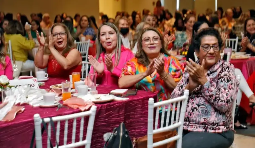 En Sinaloa, tremenda fiesta tienen mamás de SEPyC por el Día de las Madres; rifaron Mini split, laptops y pantallas SmartTv