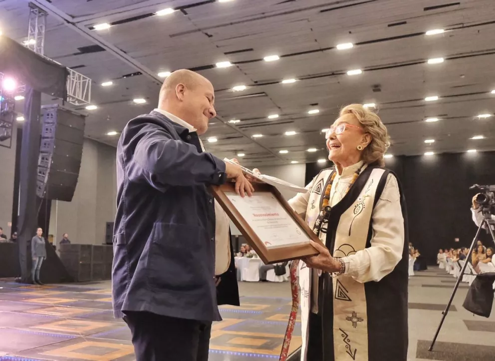 El Gobernador Enrique Alfaro entregó un reconocimiento a la Mtra. Gloria Emilia Uriarte Rincón de Seimandi quien por más de 70 años se ha destacado en su trayectoria profesional obra y legado a la Enfermería de Jalisco