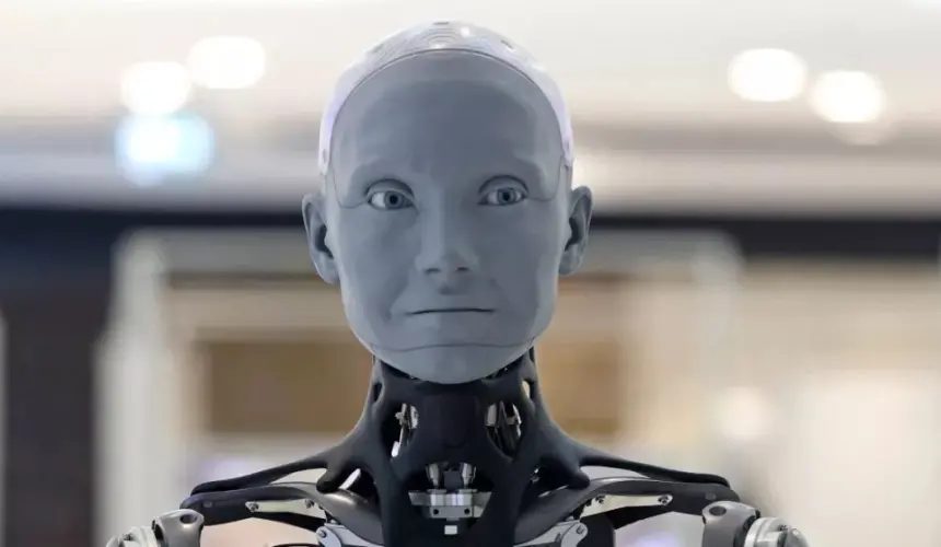 Alistan presentación de robot humanoide que trabaja mediante un cerebro controlado por ChatGPT