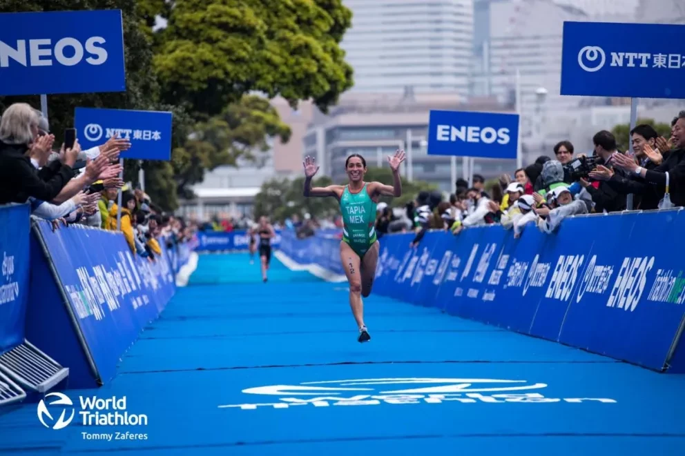 ¡Orgullo mexicano! Rosa Tapia gana medalla de plata en la Serie Mundial de Triatlón en Japón