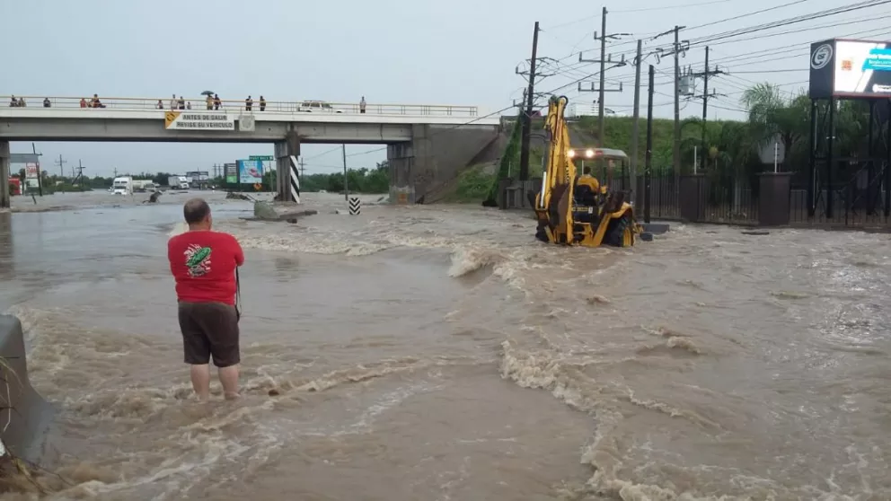 En esta temporada de lluvias, toma precauciones, como evitar transitar en zonas inundadas porque el agua puede arrastrar incluso automóviles.