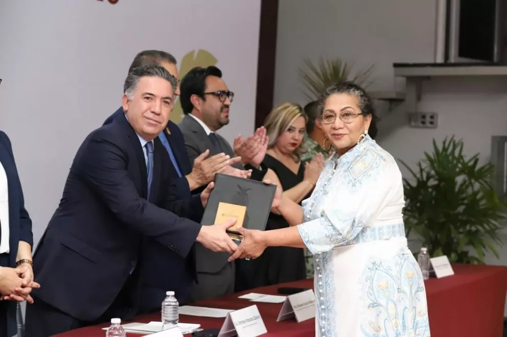 Entregan distinción a maestros de Sinaloa con más de 40 años de servicio. Foto: Cortesía