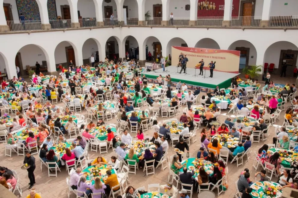 Maestros de Culiacán celebran su día; tienen ameno desayuno