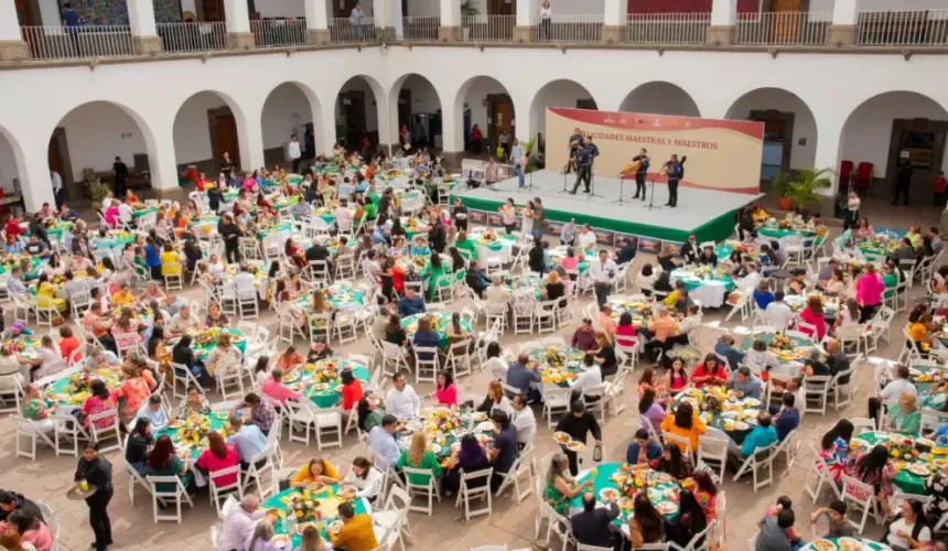 Maestros de Culiacán celebran su día; tienen ameno desayuno 