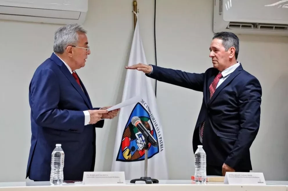 La toma de protesta del nuevo director de la Escuela Normal de Sinaloa, se registró este martes 16 de mayo. Foto: Cortesía