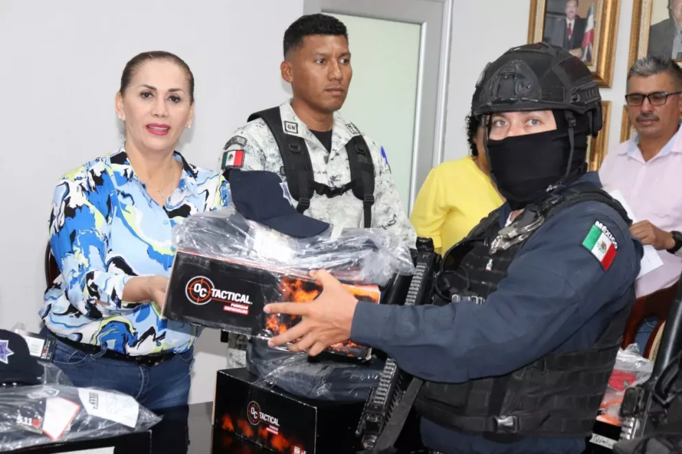 Entregan uniformes a policías de Escuinapa. Foto: Cortesía