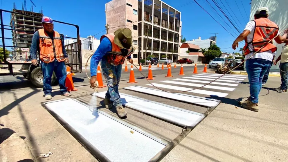 Pintado de pasos tipo cebra en Mazatlán. Foto: Cortesía