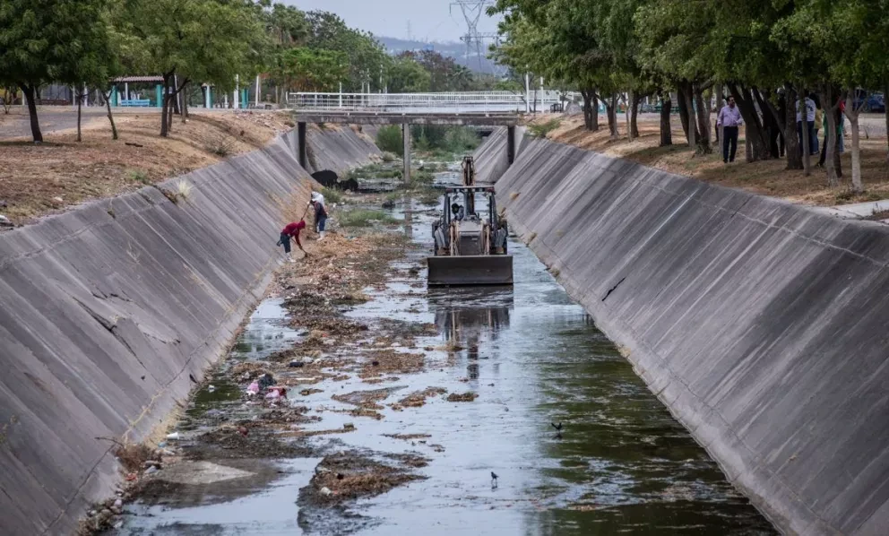 Trabajos de limpieza en canales, arroyos y ríos de Culiacán antes de las lluvias. Foto: Cortesía