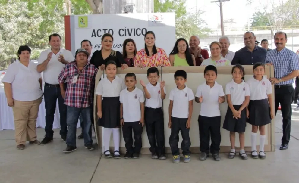 Entrega de apoyos escolares en la Primaria Revolución de la comunidad de Chilillos. Foto: Cortesía