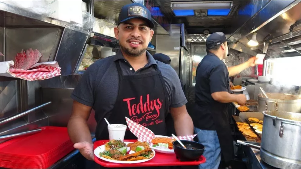 Theodoro Vázquez, mejor conocido como Teddy ha triunfado en Los Ángeles con sus tacos de birria. Foto: Cortesía