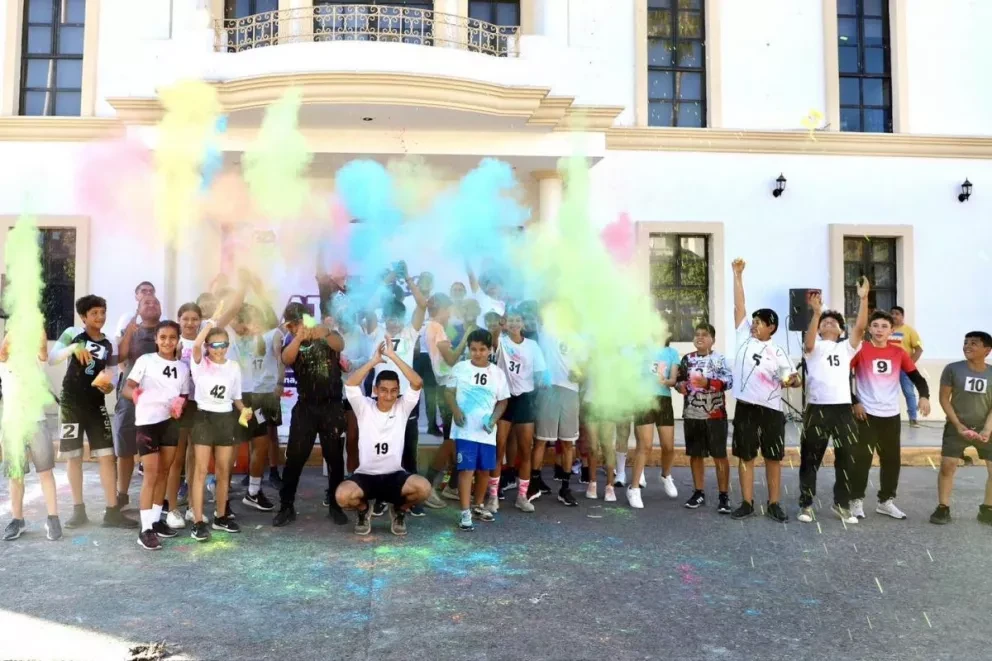 Carrera de colores con motivo del Día del Estudiante en Elota. Foto: Cortesía