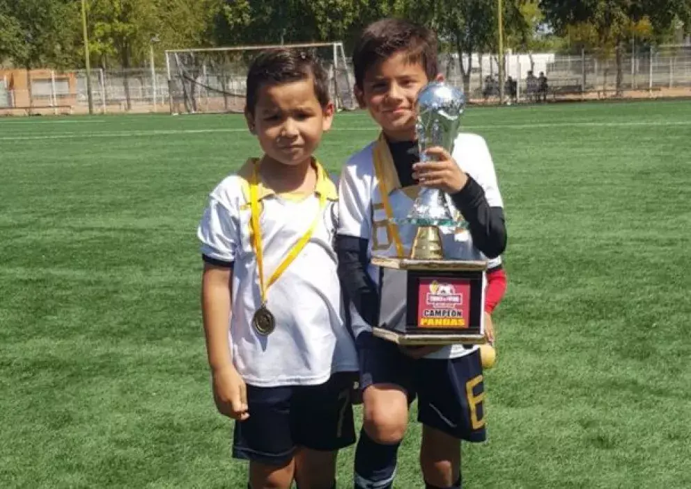 Juan Alfredo y Gael Antonio, los niños futbolistas de Villa Juárez que jugarán en Estados Unidos
