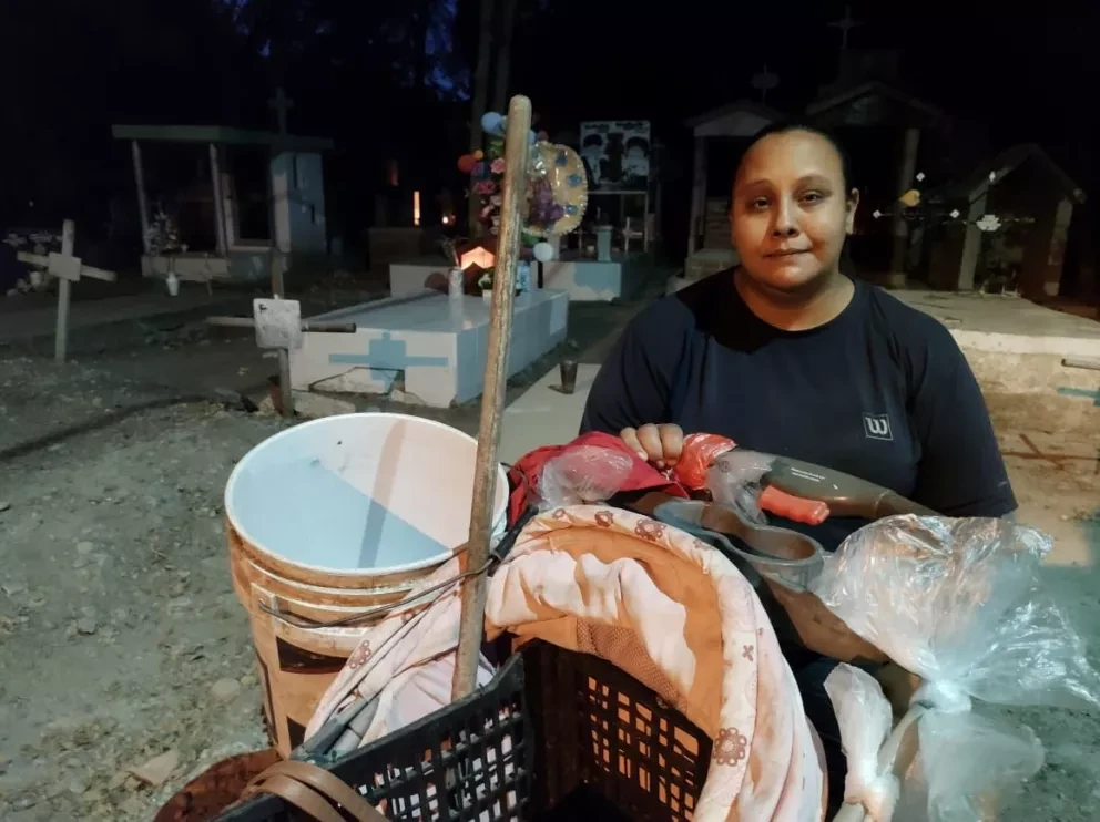 Adela señala que desea recibir alguno de los apoyos que otorga el gobierno federal, porque asegura que le ayudaría bastante en sacar adelante a sus hijos. Fotos: Juan Madrigal