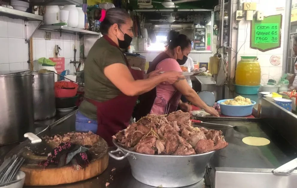 En La Ideal, dice doña Juanita que venden la mejor birria de chivo y res de Culiacán