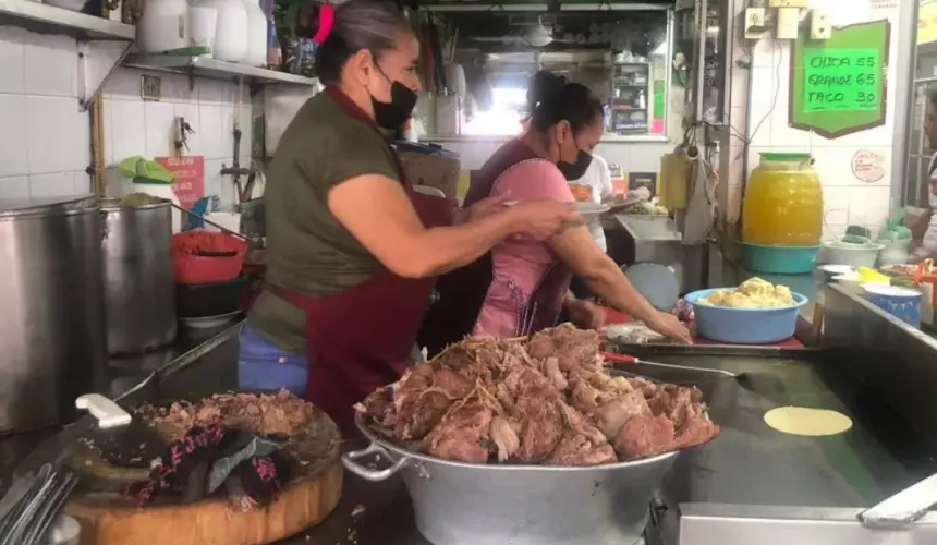 En La Ideal, dice doña Juanita que venden la mejor birria de chivo y res de Culiacán