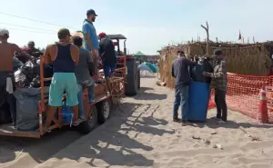 Limpian la playa de Las Cabras en el municipio de Escuinapa