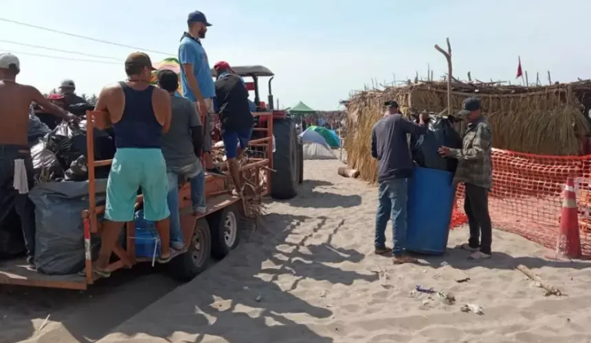 Trabajan para limpiar la playa de Las Cabras en Escuinapa. Foto: Cortesía