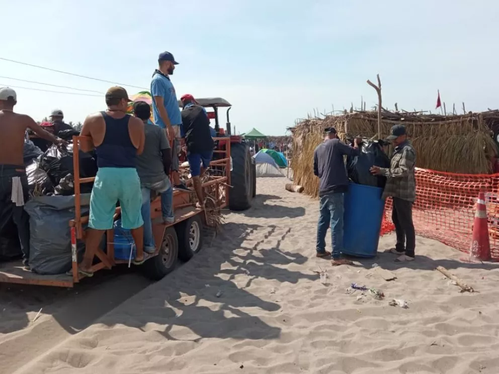 Trabajan para limpiar la playa de Las Cabras en Escuinapa. Foto: Cortesía