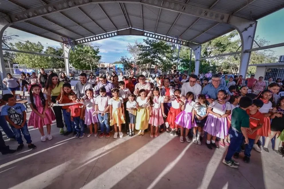 En la escuela de Santa Fe de Mazatlán estrenan plaza Cívica. Foto: Cortesía