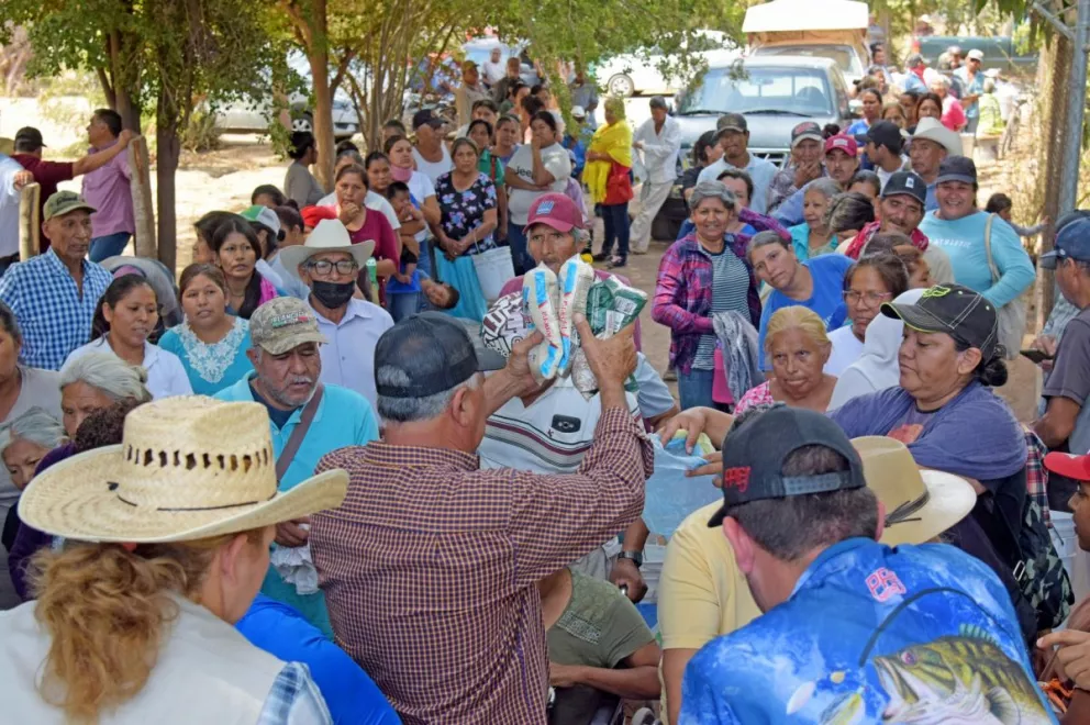Entrega de alimentos en comunidades de el municipio de El Fuerte. Foto: Cortesía