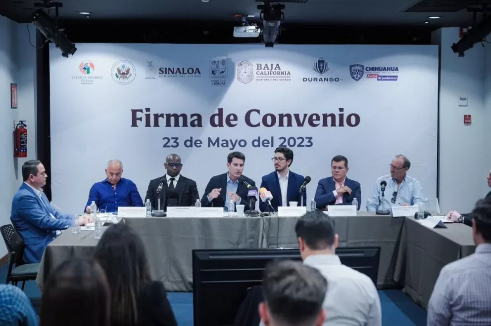 Firma de convenio en el puerto de Mazatlán. Foto: Cortesía