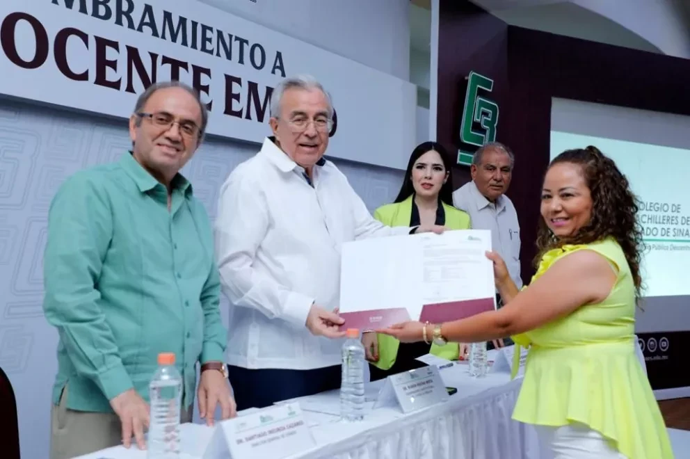 Maestros de COBAES de Sinaloa reciben plazas. Foto: Cortesía