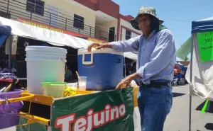 “Don Frut” de Chulavista, prepara el tejuino de Culiacán para refrescar con alegría