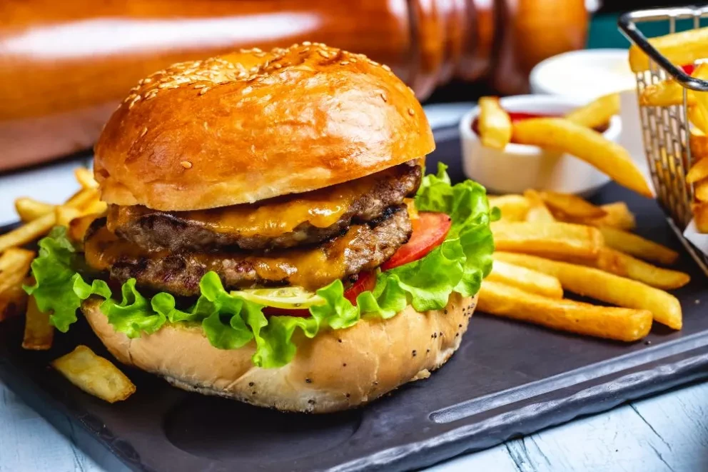Este domingo 28 de mayo, es el Día Mundial de la Hamburguesa. Foto; Freepik
