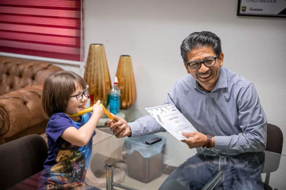 Samuel Espinoza de 8 años en su visita al alcalde de Guasave, Martín Ahumada Quintero. Foto: Cortesía