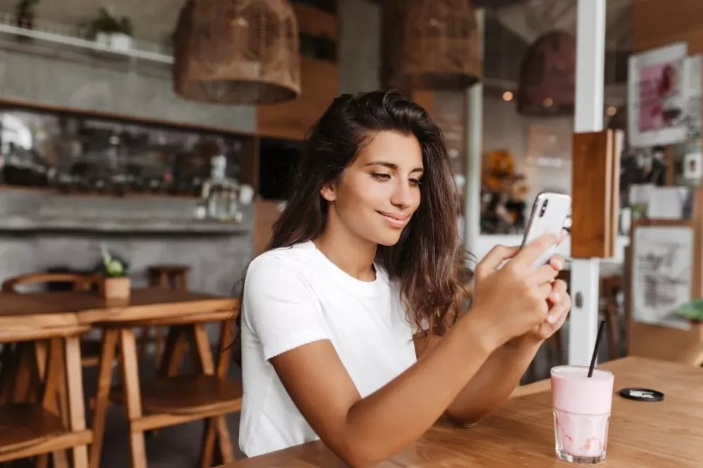 Sorprende a tus amigos o conocidos con mensajes de WhatsApp al revés. Foto: Freepik