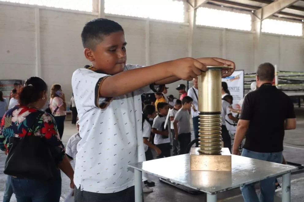 Pequeños de Escuinapa exploaran en el Museo de Ciencia en Movimiento. Foto: Cortesía