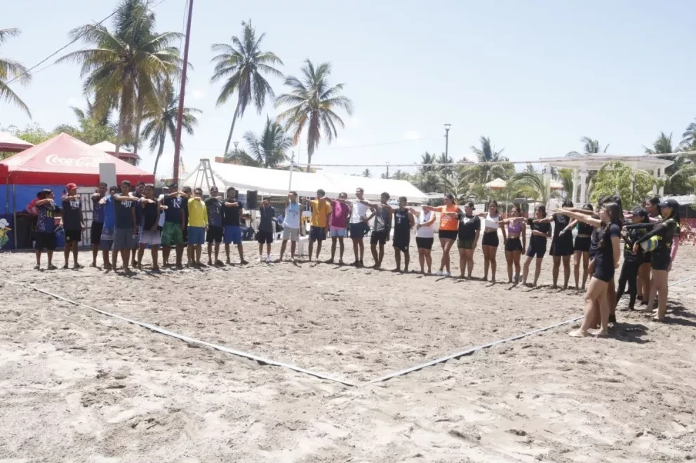 Ceremonia de apertura del Torneo Municipal Voleibol de Playa, de las tradicionales Fiestas del Marino. Foto: Cortesía