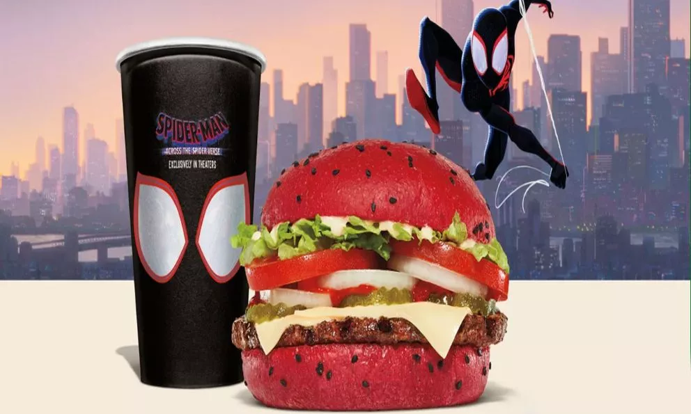 La hamburguesa de Burger King es color rojo para rendir tributo a la película de Spider-Man Across the Spider-Verse. Foto: Cortesía