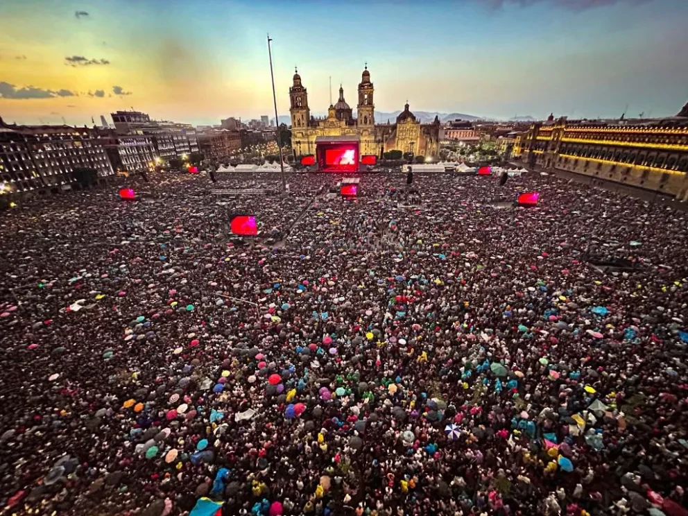 En un ambiente de celebración y con saldo blanco, el público cantó temas emblemáticos de la banda argentina, como “Siguiendo la luna”, “Mal bicho”, “Vasos vacíos” y “Calaveras y diablitos”