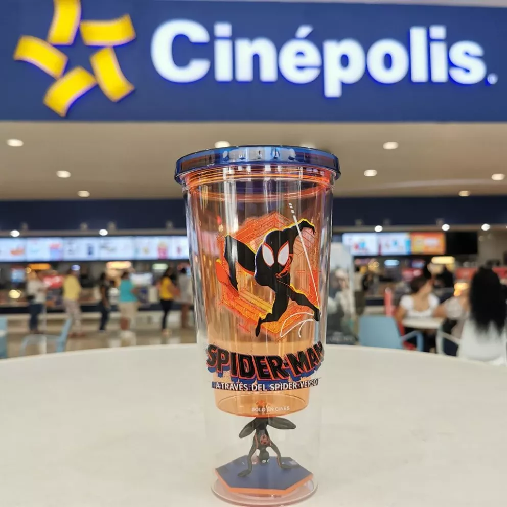 El vaso de estreno de Spider-Man: Across the Spider-Verse, que vende Cinépolis. Foto: Cortesía