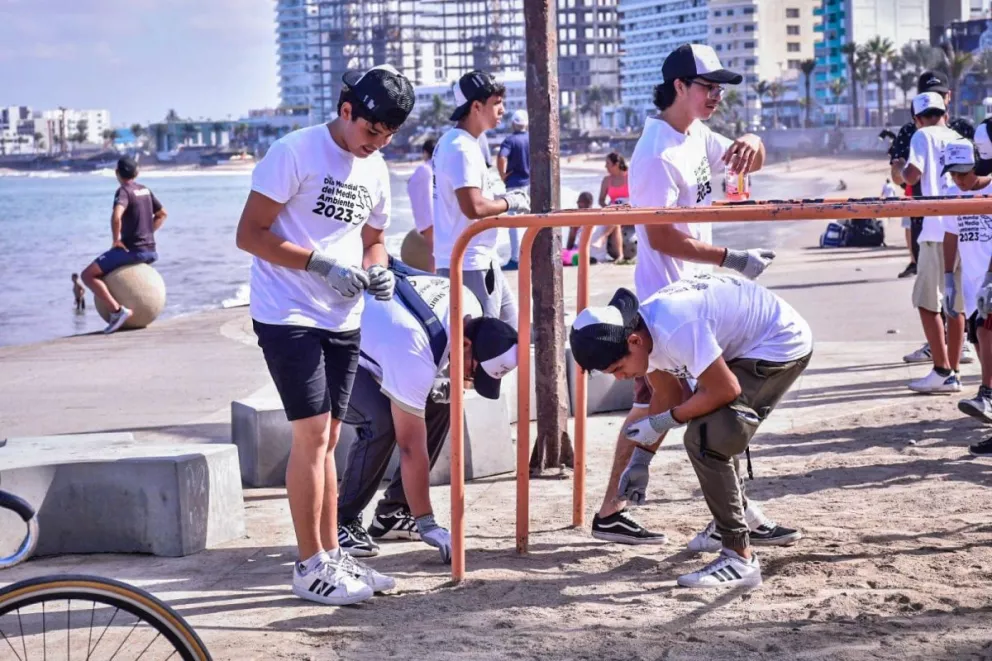 Con jornada de limpieza en las playas de Mazatlán, celebran el Día Mundial del Medio Ambiente en el puerto. Foto: Cortesía