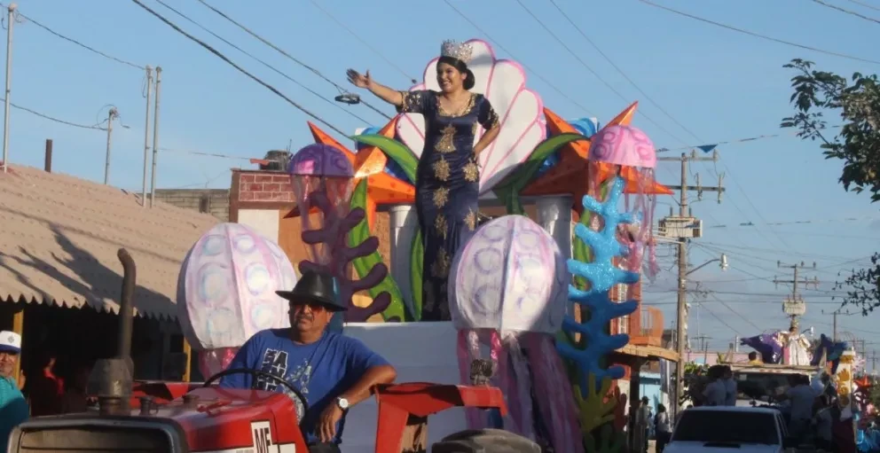Desfile de carros alegóricos de las Fiestas del Marino en Teacapán. Foto: Cortesía