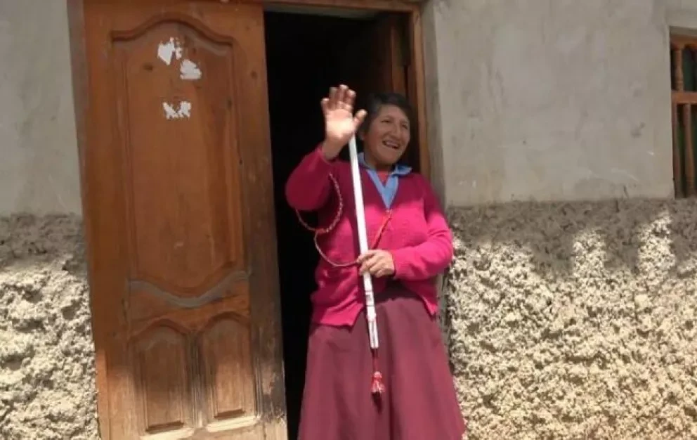 María Clara Cárdenas, una mujer de 46 años y originaria de Perú se gradúa de la primaria. Foto: Prensa Libre