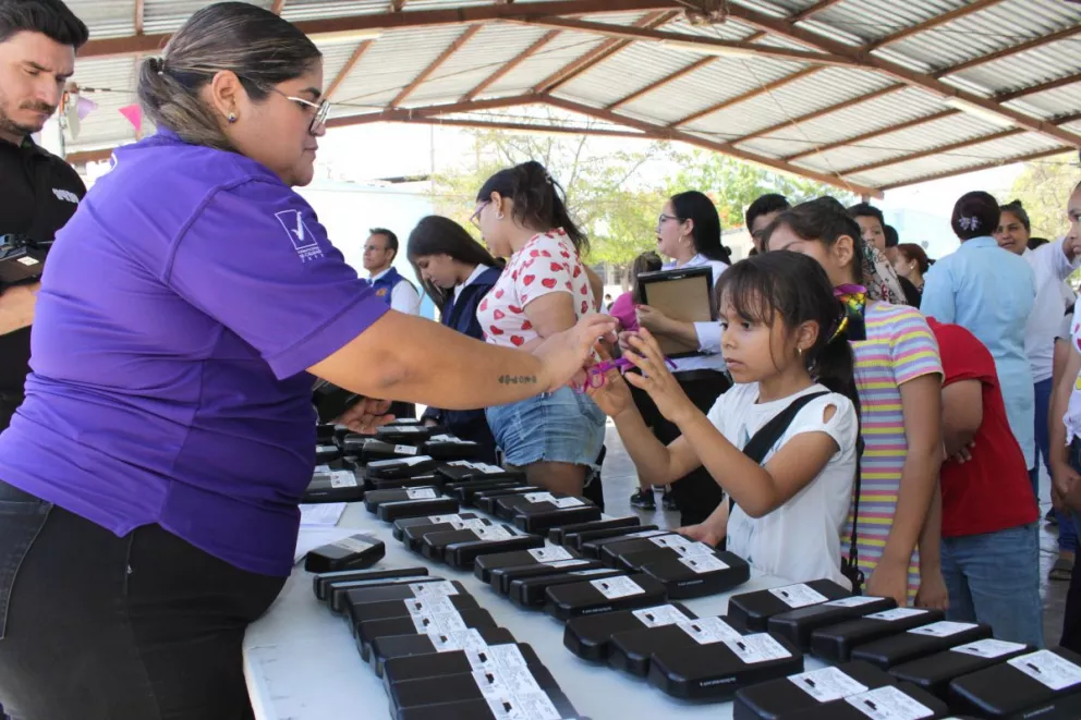 Entregan donativo de lentes a más de 200 niños y niñas en primarias de Culiacán