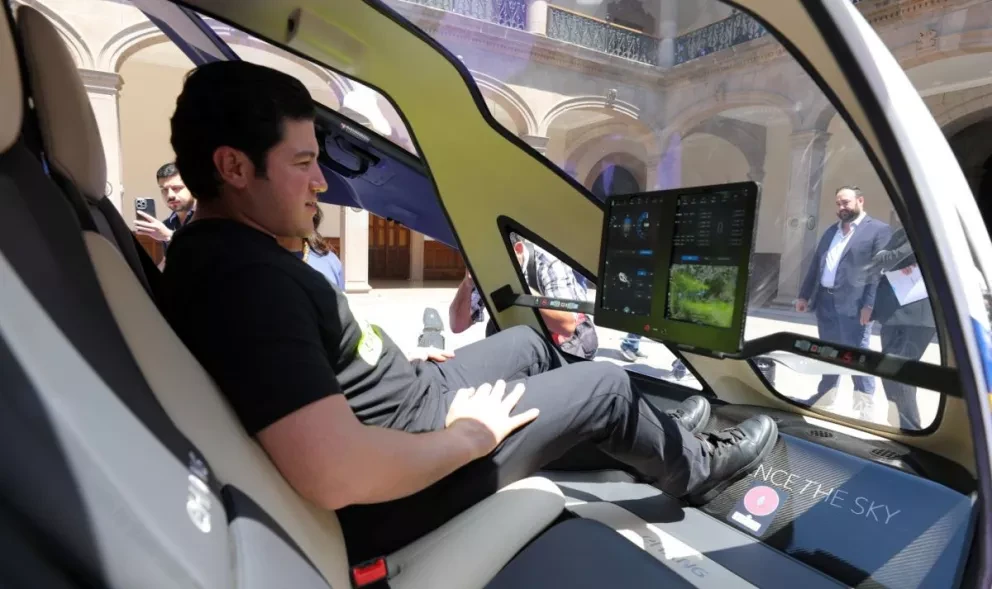 El gobernador Samuel García en el dron auto autónomo volador. Foto: Cortesía