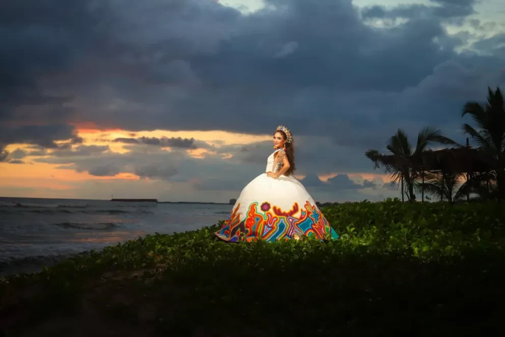 En Nayarit Diana Shakinhira celebró sus quince años con la cultura y el arte Huichol y lució espectacular.