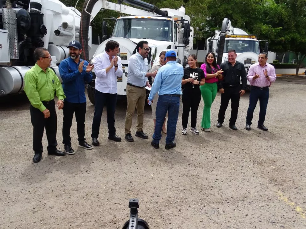 Entregan camiones a Japac en Culiacán. Foto: Cortesía