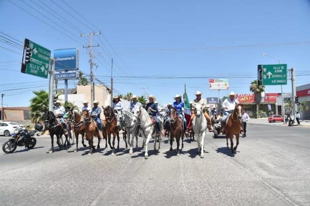 Realizan cabalgata por el 120 aniversario de Los Mochis. Foto: Cortesía