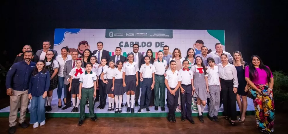 Cada uno de ellos recibió reconocimiento y regalo por parte de los regidores presidentes de las Comisiones a las que representaron a las niñas y niños.