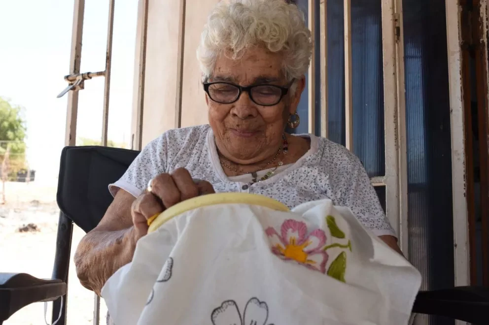 A Isabel Jacobo de 92 años, trabajar la mantiene activa y feliz; revela que lee muy lento porque no tuvo la oportunidad de ir a la escuela, pero es muy buena para resolver cuentas. Fotos: Juan Madrigal/Lino Ceballos