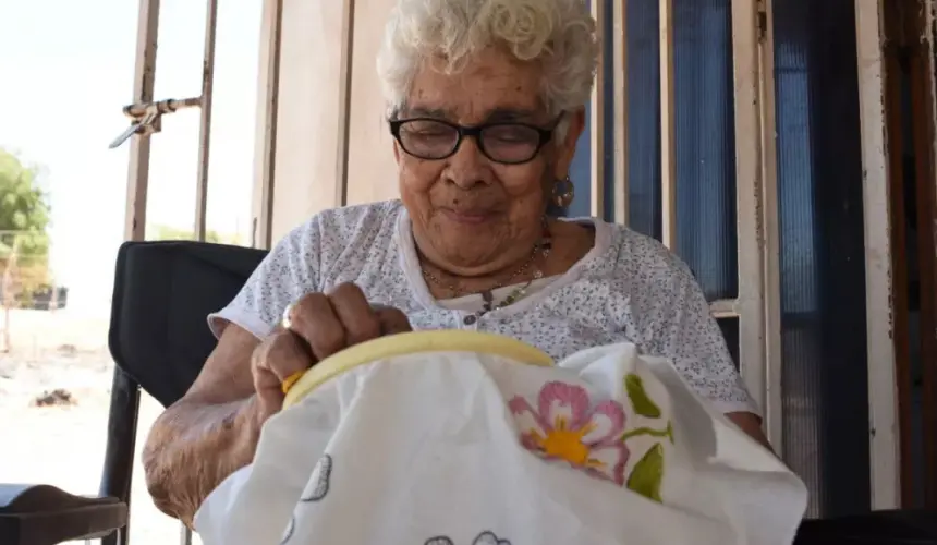 A Isabel Jacobo de 92 años, trabajar la mantiene activa y feliz; revela que lee muy lento porque no tuvo la oportunidad de ir a la escuela, pero es muy buena para resolver cuentas. Fotos: Juan Madrigal/Lino Ceballos