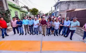 Vecinos de la colonia Emiliano Zapata, en Mazatlán, estrenan calle pavimentada